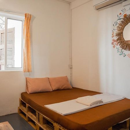 Sacred Lotus - Vegan Cafe X Hostel Phnom Penh Zewnętrze zdjęcie
