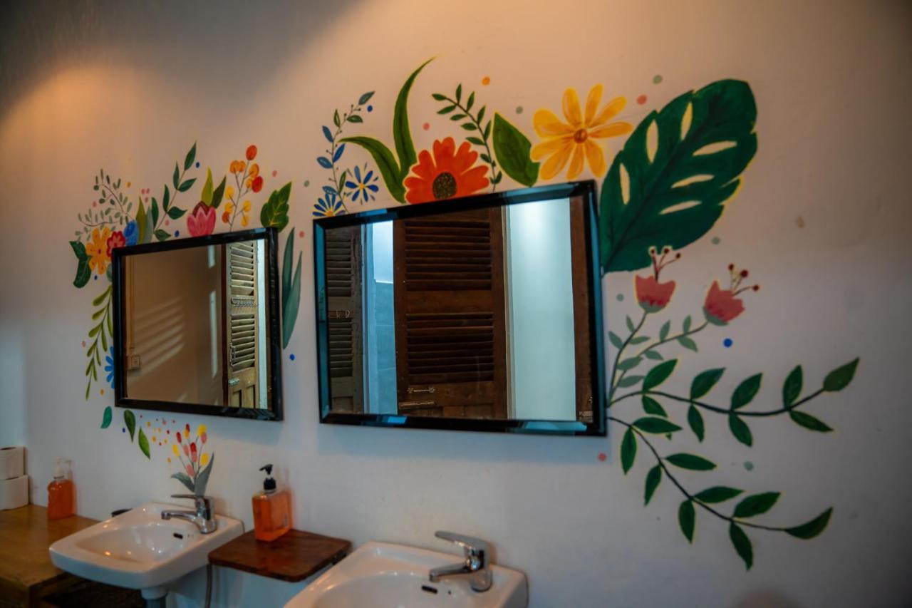 Sacred Lotus - Vegan Cafe X Hostel Phnom Penh Zewnętrze zdjęcie