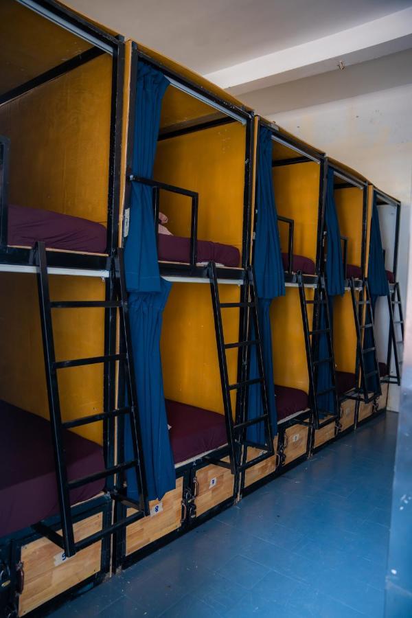 Sacred Lotus - Vegan Cafe X Hostel Phnom Penh Zewnętrze zdjęcie
