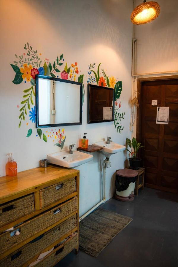 Sacred Lotus - Vegan Cafe X Hostel Phnom Penh Zewnętrze zdjęcie