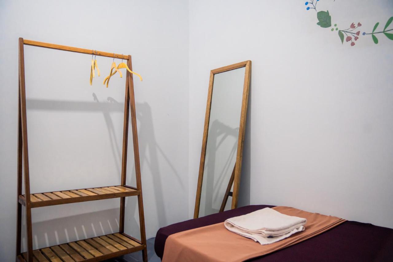 Sacred Lotus - Vegan Cafe X Hostel Phnom Penh Zewnętrze zdjęcie