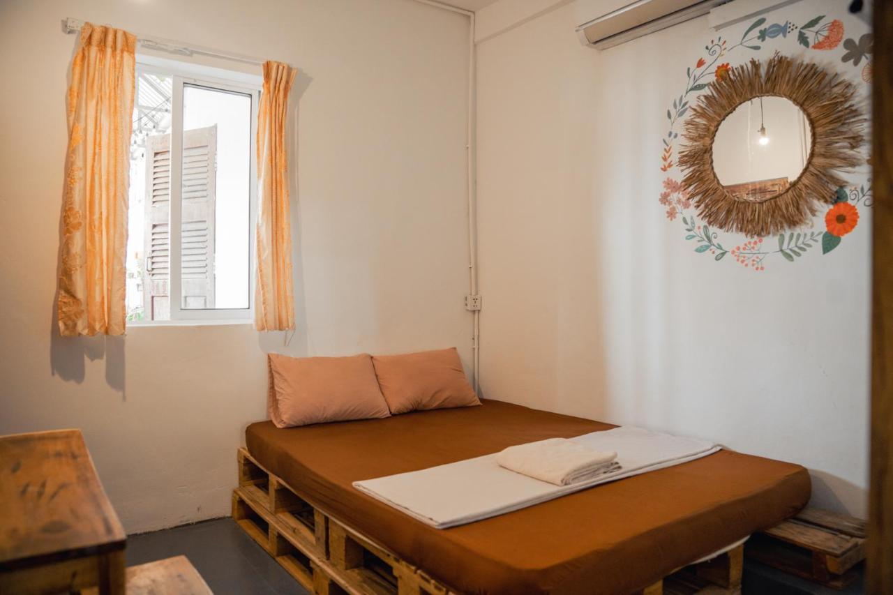 Sacred Lotus - Vegan Cafe X Hostel Phnom Penh Zewnętrze zdjęcie