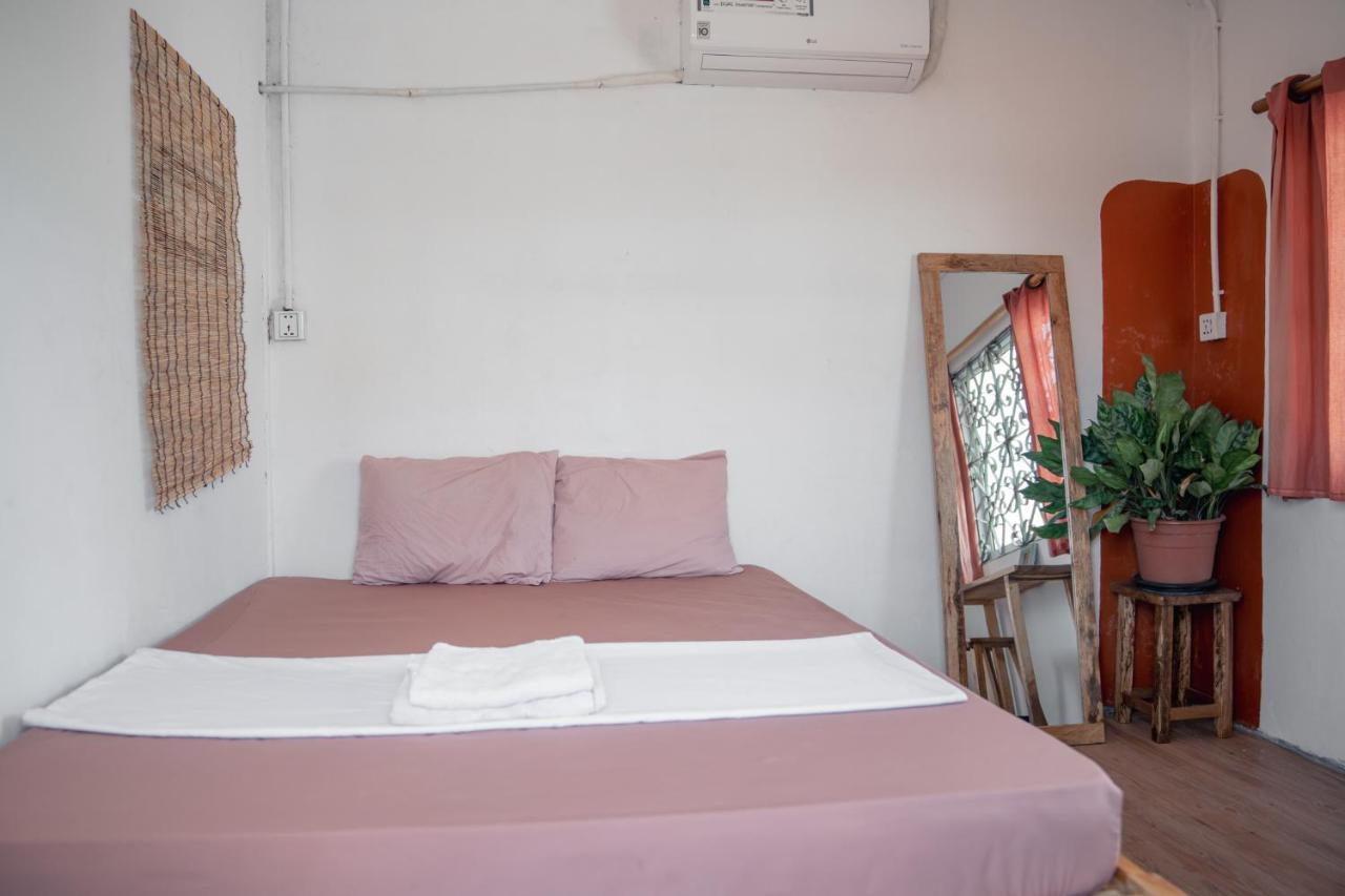 Sacred Lotus - Vegan Cafe X Hostel Phnom Penh Zewnętrze zdjęcie