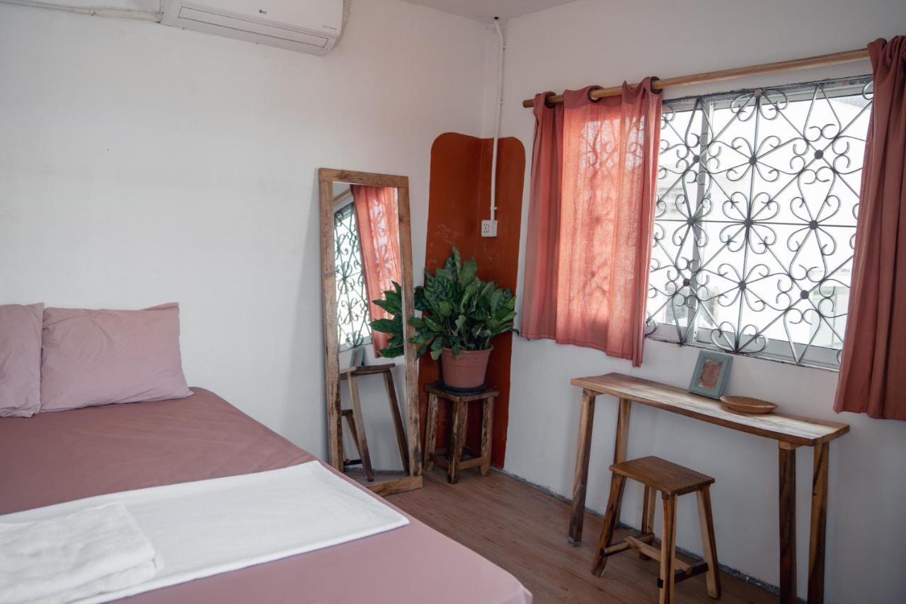 Sacred Lotus - Vegan Cafe X Hostel Phnom Penh Zewnętrze zdjęcie