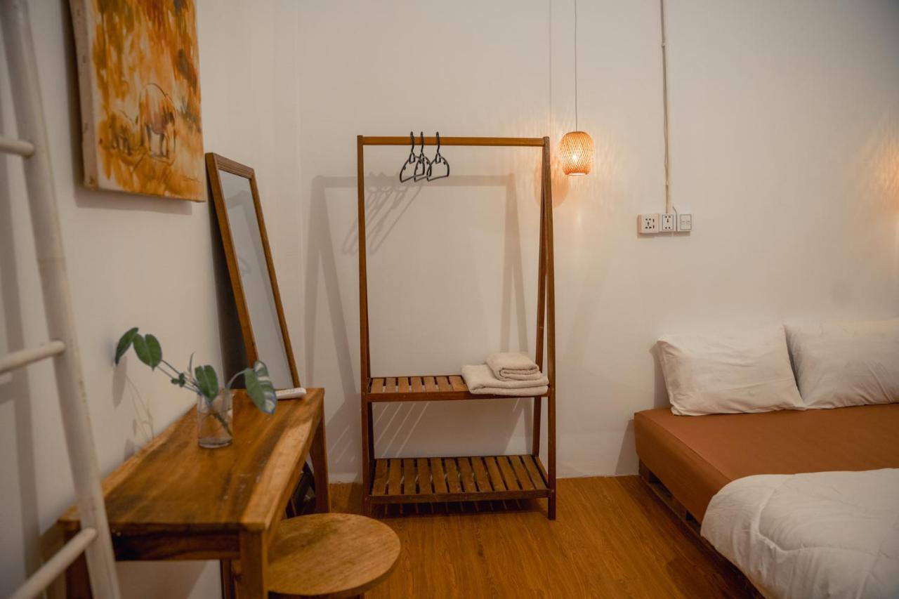 Sacred Lotus - Vegan Cafe X Hostel Phnom Penh Zewnętrze zdjęcie