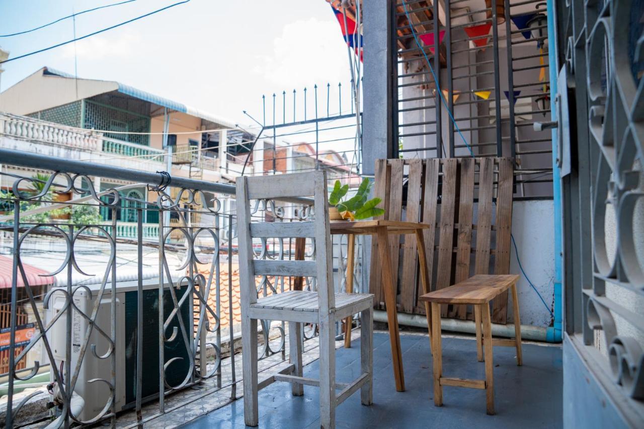 Sacred Lotus - Vegan Cafe X Hostel Phnom Penh Zewnętrze zdjęcie