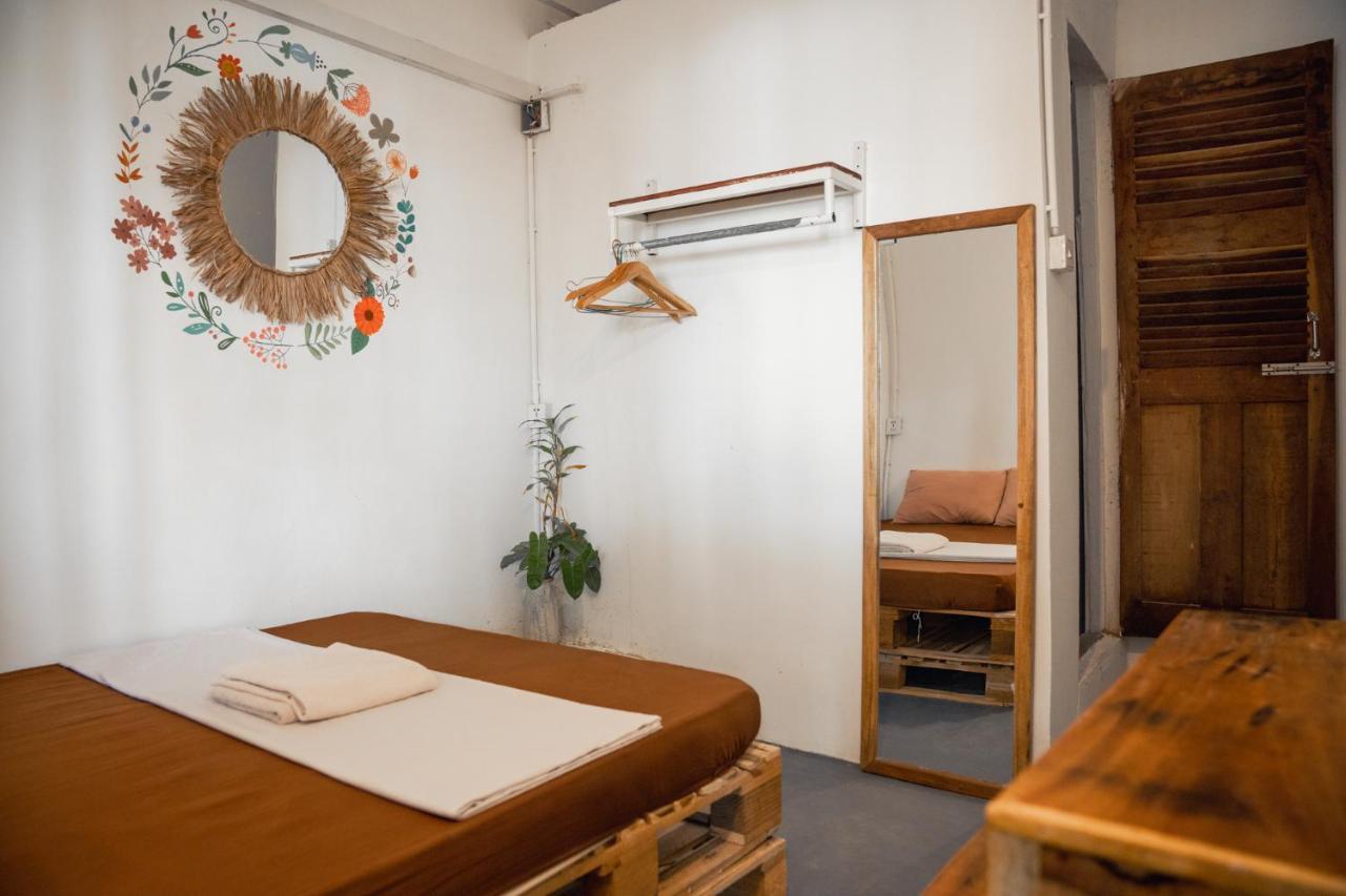 Sacred Lotus - Vegan Cafe X Hostel Phnom Penh Zewnętrze zdjęcie