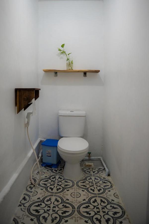 Sacred Lotus - Vegan Cafe X Hostel Phnom Penh Zewnętrze zdjęcie