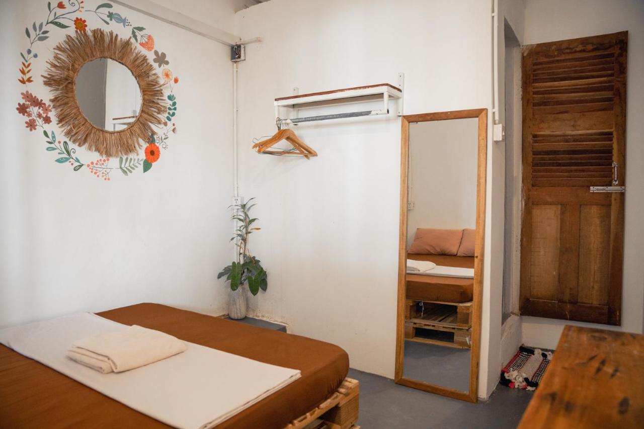 Sacred Lotus - Vegan Cafe X Hostel Phnom Penh Zewnętrze zdjęcie