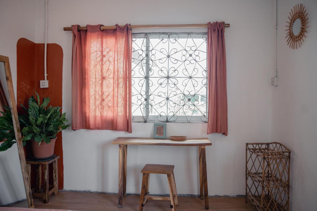 Sacred Lotus - Vegan Cafe X Hostel Phnom Penh Zewnętrze zdjęcie
