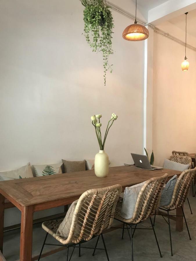 Sacred Lotus - Vegan Cafe X Hostel Phnom Penh Zewnętrze zdjęcie
