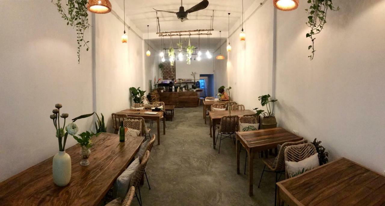 Sacred Lotus - Vegan Cafe X Hostel Phnom Penh Zewnętrze zdjęcie