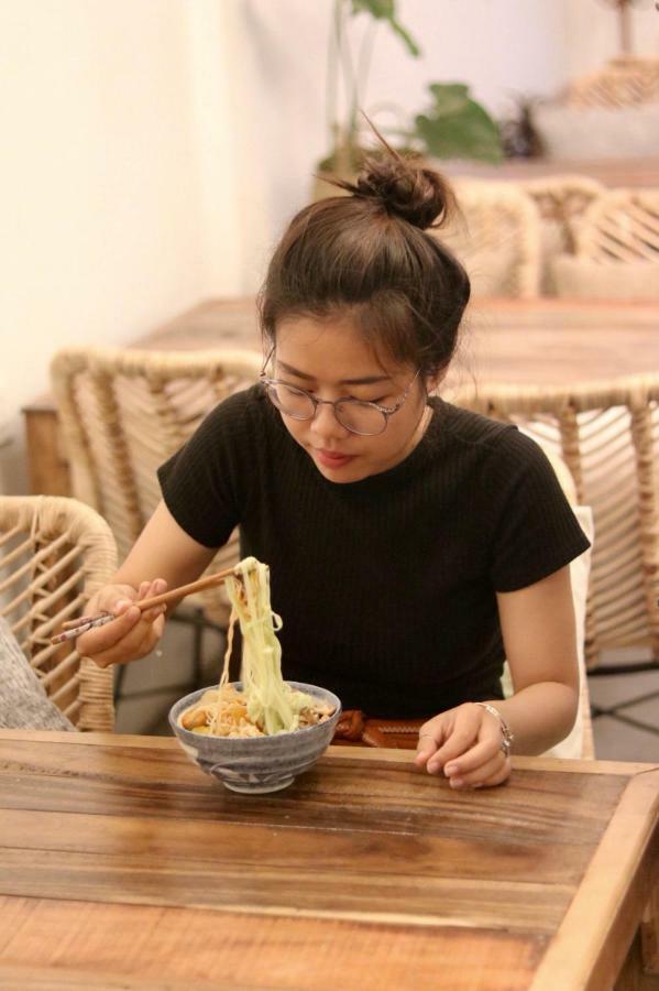 Sacred Lotus - Vegan Cafe X Hostel Phnom Penh Zewnętrze zdjęcie