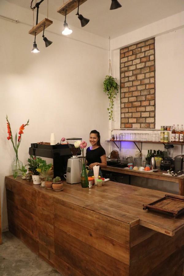 Sacred Lotus - Vegan Cafe X Hostel Phnom Penh Zewnętrze zdjęcie